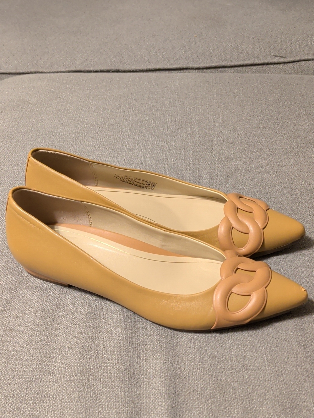 Vionic Sz 9 Mustard Yellow Pointed-Toe Chain-Detail Flats